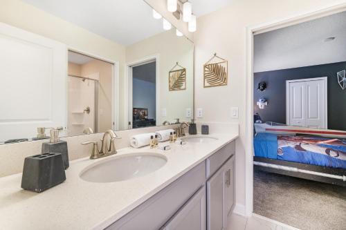 Gorgeous 6-bedrooms 6-bathrooms home - image 9