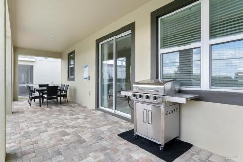 Modern 6-Bedroom Home - image 8