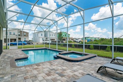Modern 6-Bedroom Home - image 9