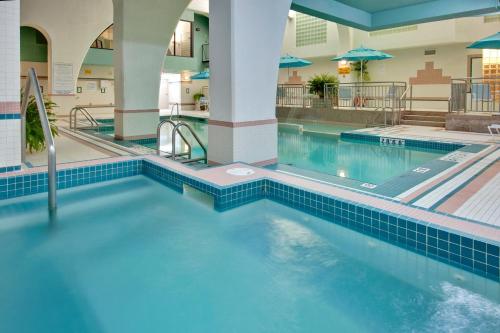 Holiday Inn Windsor Ambassador Bridge By IHG - 수영장