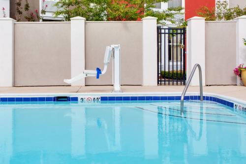 홀리데이 인 익스프레스 워싱턴 DC 이스트 - 앤드류스 AFB 바이 IHG - 수영장