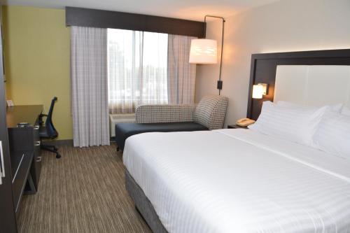 King Room with Roll in Shower - Hearing Accessible/Non-Smoking