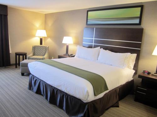 Holiday Inn Express Golden-Kicking Horse, an IHG Hotel