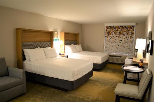 Premium Queen Room with Two Queen Beds image 6