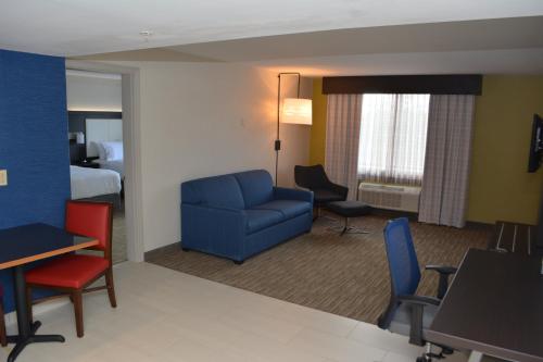 One-Bedroom Suite with Two Queen Beds