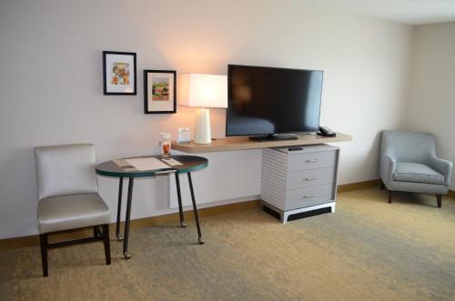 Standard King Room image 4