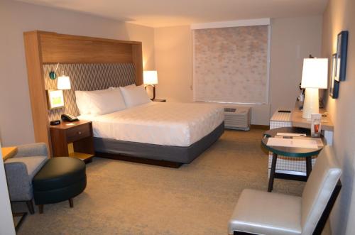 Standard King Room image 3