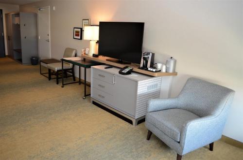 Standard King Room image 6