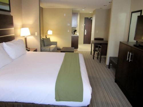 Holiday Inn Express Golden-Kicking Horse, an IHG Hotel