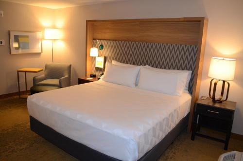 Standard King Room image 5
