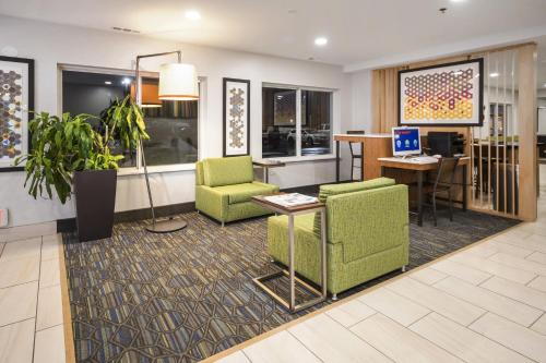 Holiday Inn Express Chicago Northwest-Vernon Hills, an IHG Hotel