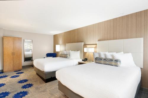 Queen Room with Two Queen Beds image 3