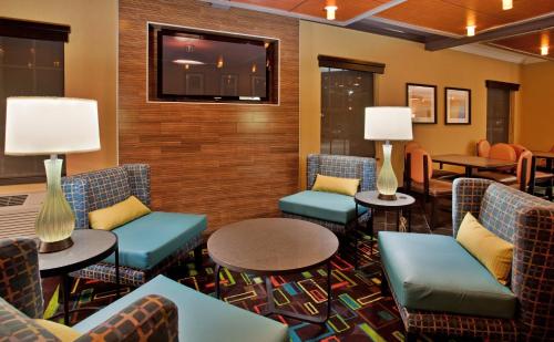 Holiday Inn Express Hotel & Suites North Kansas City, an IHG Hotel