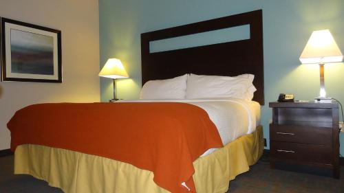 Holiday Inn Express Hotel Kansas City - Bonner Springs, an IHG Hotel