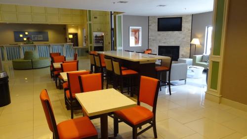 Holiday Inn Express Hotel Kansas City - Bonner Springs, an IHG Hotel