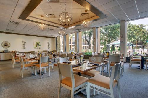 Holiday Inn Westbury-Long Island an IHG Hotel - image 7