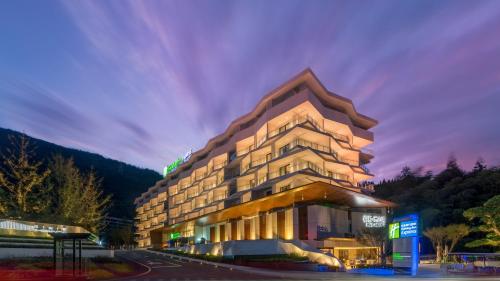 . Holiday Inn Express Qiliping, an IHG Hotel