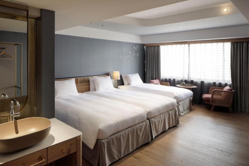 Superior Twin Room - 3 Adults image 10