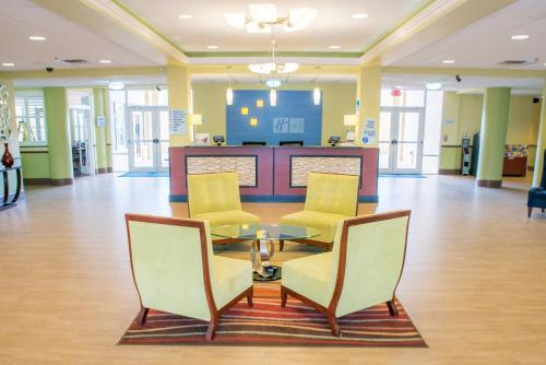 Lobby, Holiday Inn Express Hotel & Suites Cocoa in Cocoa (FL)