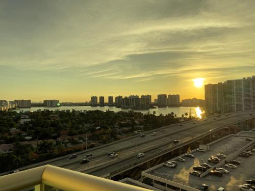 Sunny Isles Condo Resort 14th floor Intracoastal view!! in Miami Beach, USA