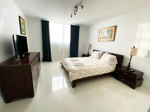 Sunny Isles Condo Resort 14th floor Intracoastal view!! in Miami Beach, USA