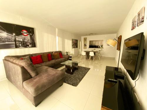 Sunny Isles Condo Resort 14th floor Intracoastal view!! in Miami Beach, USA