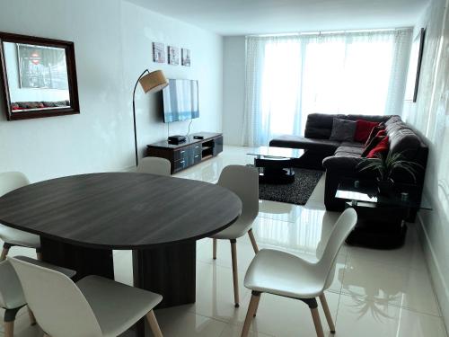Sunny Isles Condo Resort 14th floor Intracoastal view!! in Miami Beach, USA