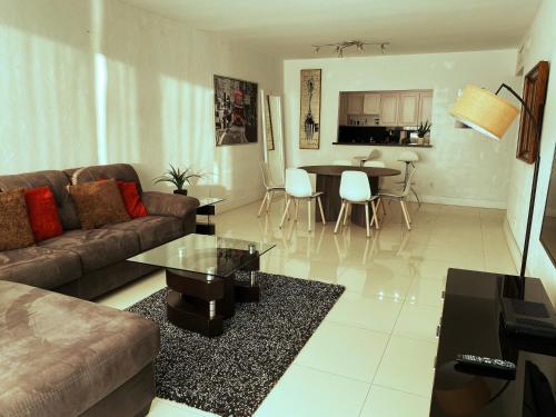 Sunny Isles Condo Resort 14th floor Intracoastal view!! in Miami Beach, USA