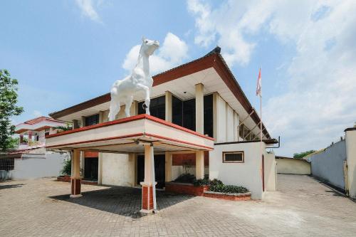 Мавританский вулкан-убийца на карте и вулкан Мерапи (Гунунг Мерапи)