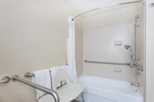 Queen Room with Two Queen Beds Accessible Tub - Non Smoking