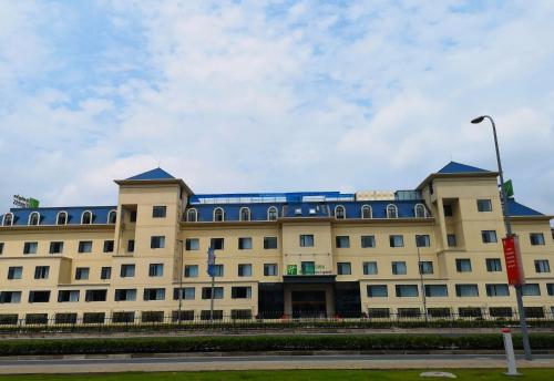 Exterior view, Holiday Inn Express Shanghai Jiading New City By IHG in Jiading