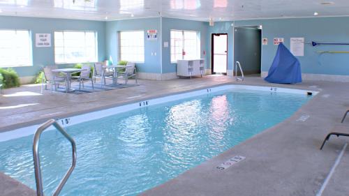 홀리데이 인 익스프레스 & 스위트 플레인뷰 바이 IHG - 수영장