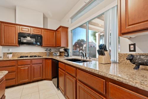 5 Bedrooms Luxury Home, Pool, Playground, BBQ, WiFi & Games
