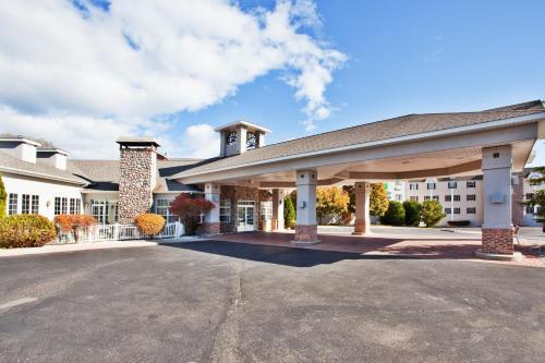 Holiday Inn Express St. Ignace Lake Front Hotel