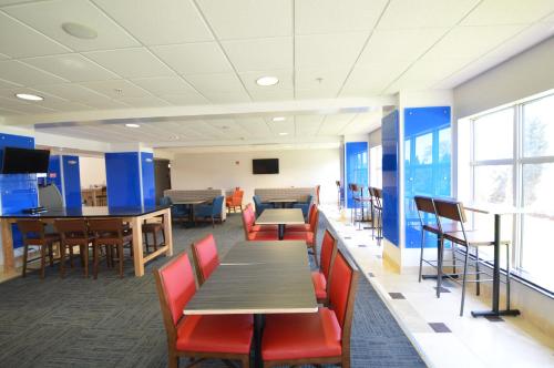 Holiday Inn Express Toledo-Oregon an IHG Hotel - image 9