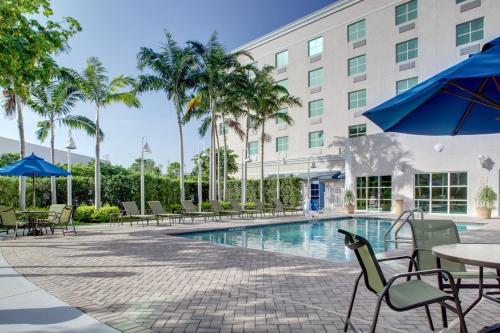 Swimming pool, Holiday Inn Express & Suites Miami Kendall By IHG near Gateaux Maison