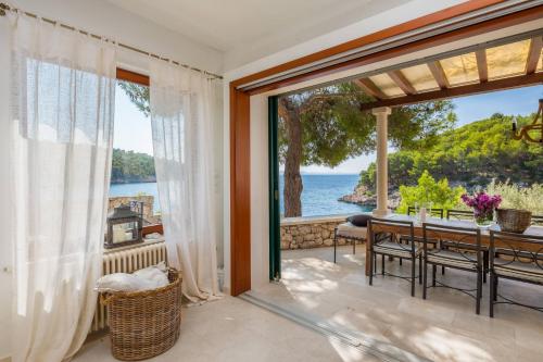 Beautiful Seafront Villa Al Mare In Dalmatia In Milna Kroatien Bewertungen Preise Planet Of Hotels