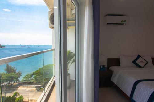 Phòng Deluxe Giường Đôi Với Ban Công và Tầm Nhìn Ra Biển (Deluxe Double Room with Balcony and Sea View)