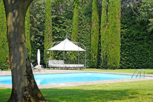 Villa Ambrogia: large country manor with private pool next to golf course