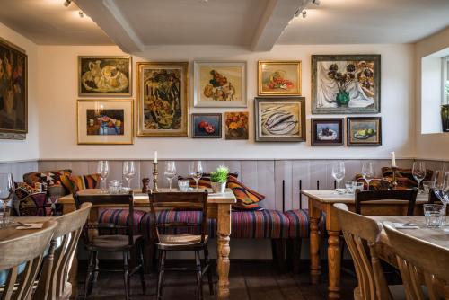 The Horse and Groom - image 3