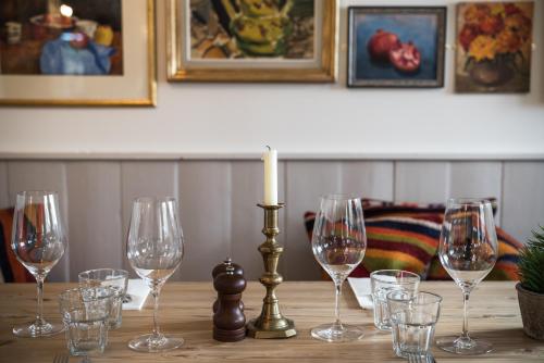 The Horse and Groom - image 9