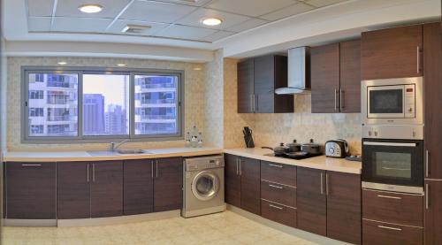 Kitchen, Tulip Hotel and Suites in Manama