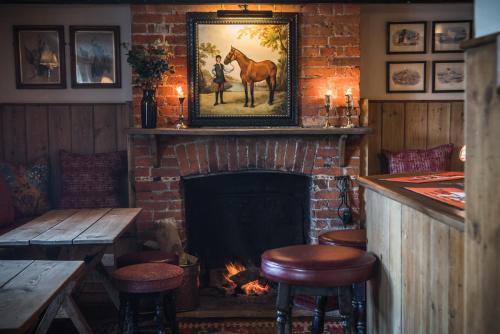 The Horse and Groom - image 13