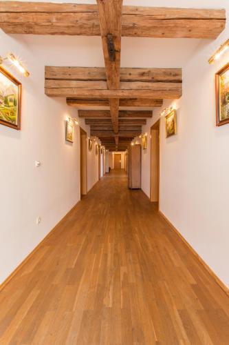 Landhotel & Gasthof Baiernrain 5.7km von Dietramszell entfernt