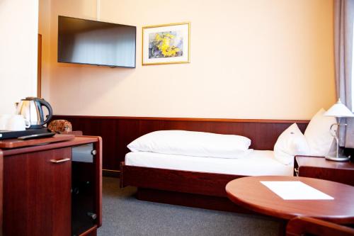 Hotel Lonac Hotel Lonac is a popular choice amongst travelers in Duisburg, whether exploring or just passing through. Both business travelers and tourists can enjoy the hotels facilities and services. To be foun