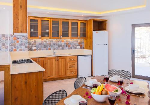 Konyha, Villa 5 Sleeps 6 Isolated Pool See and Montain View-Villa Kartal Yuvası in Islamlar