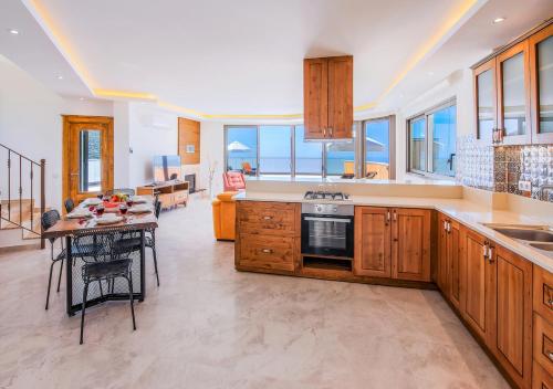 Konyha, Villa 5 Sleeps 6 Isolated Pool See and Montain View-Villa Kartal Yuvası in Islamlar