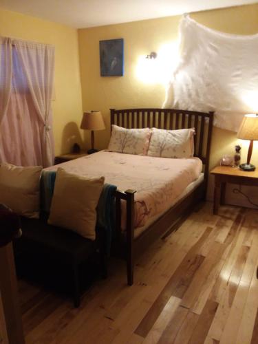 Cute and Cozy Cabin near Heavenly Village - image 11