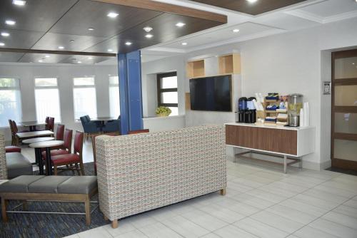 Holiday Inn Express Windsor Sonoma Wine Country an IHG Hotel - image 7