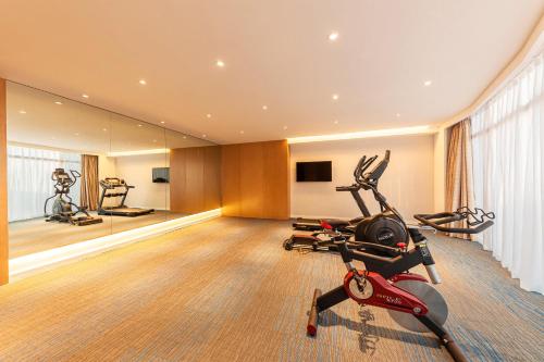 Fitness center, Holiday Inn Express Yichang Riverside in Yichang